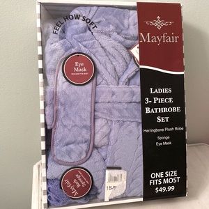 NWT Mayfair Ladies 3- piece Bathroom set